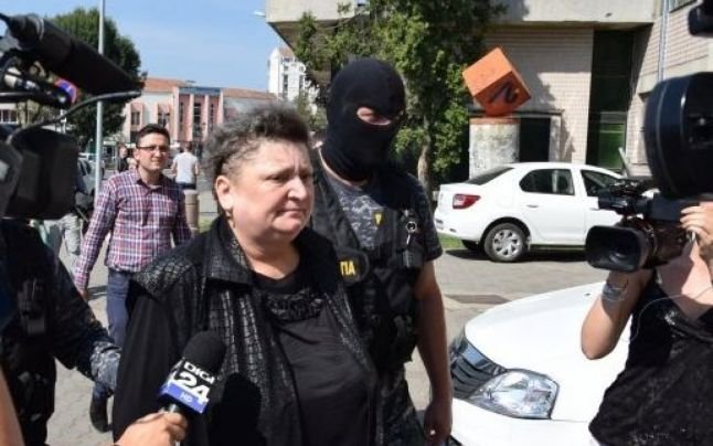  Femeia care a furat un milion de euro de la CEC Bank şi i-a donat la săraci şi la biserici, trimisă din nou în judecată