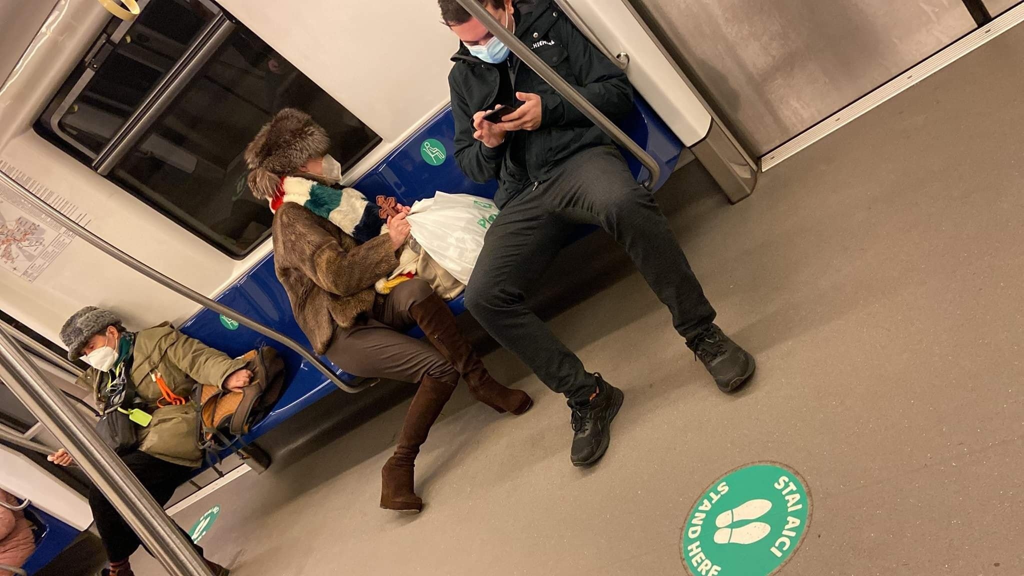  FOTO: O persoană din această poză a împins doi călători în fața metroului, în București. A fost reținută