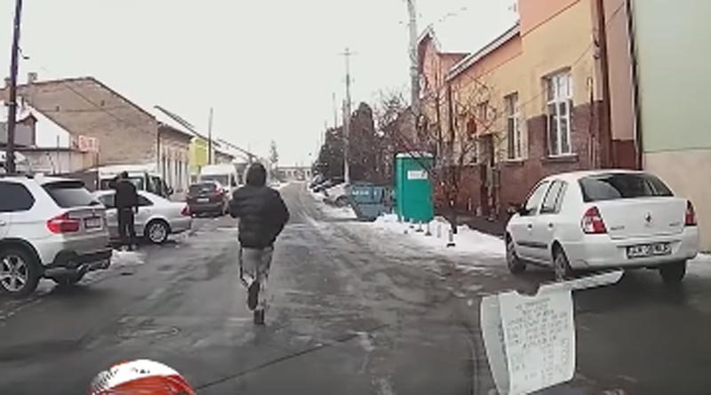  VIDEO: Hoț urmărit, filmat și prins de un șofer după ce a furat geanta unei femei