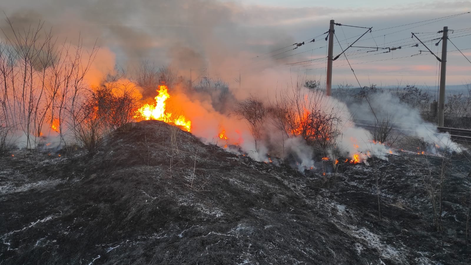  Pompierii ieşeni: Stop incendiilor de vegetaţie uscată!
