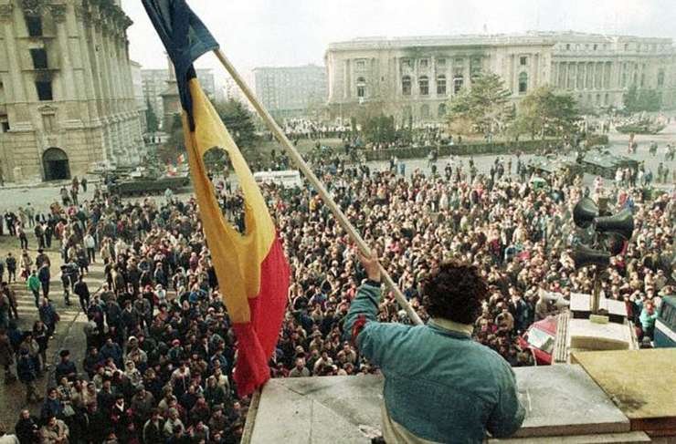  Mistificarea istoriei în manuale: Ceaușescu și Iliescu, într-o lumină pozitivă