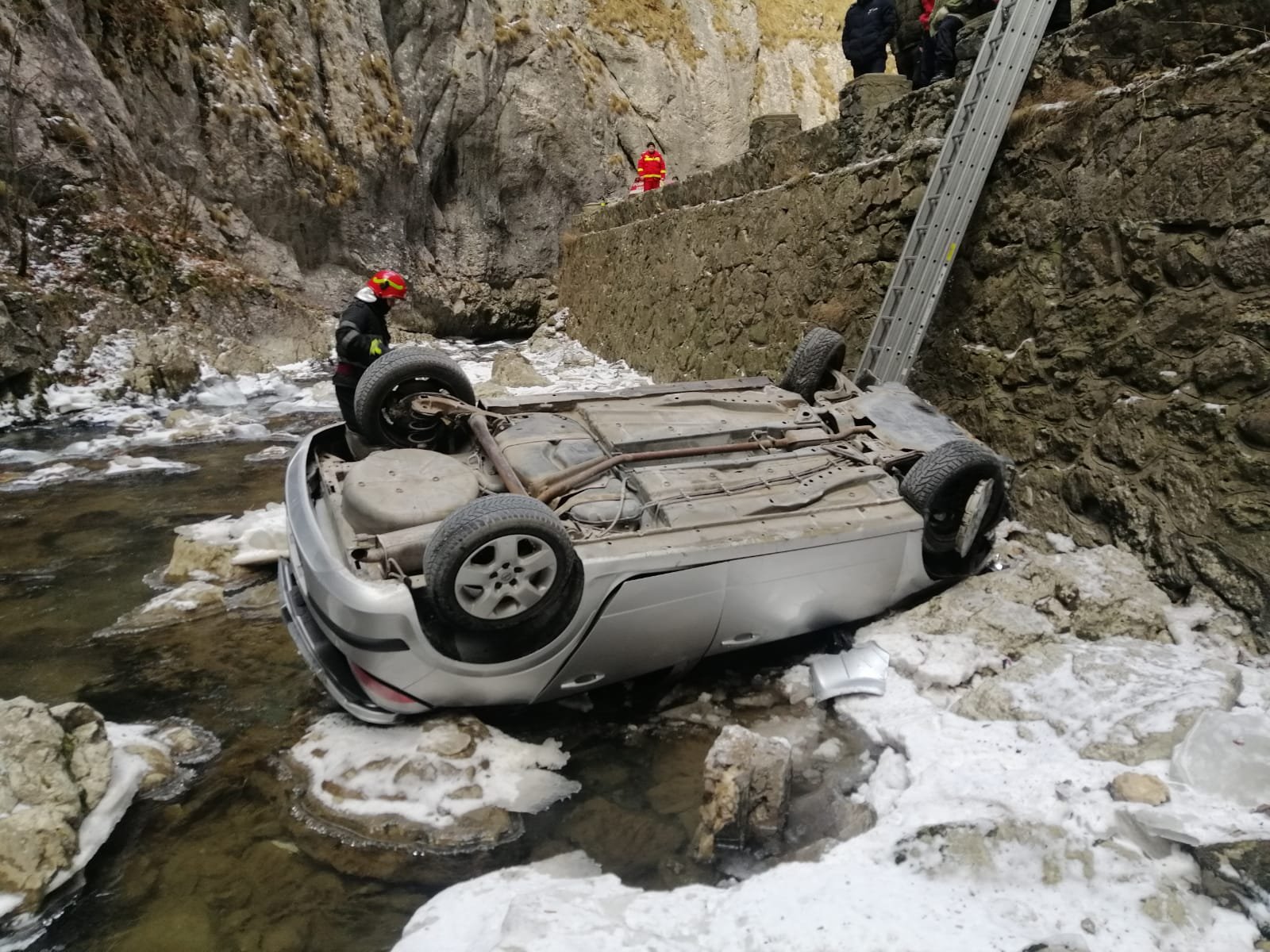  Autoturism răsturnat în albia râului Bicaz. Trei persoane scoase de voluntari