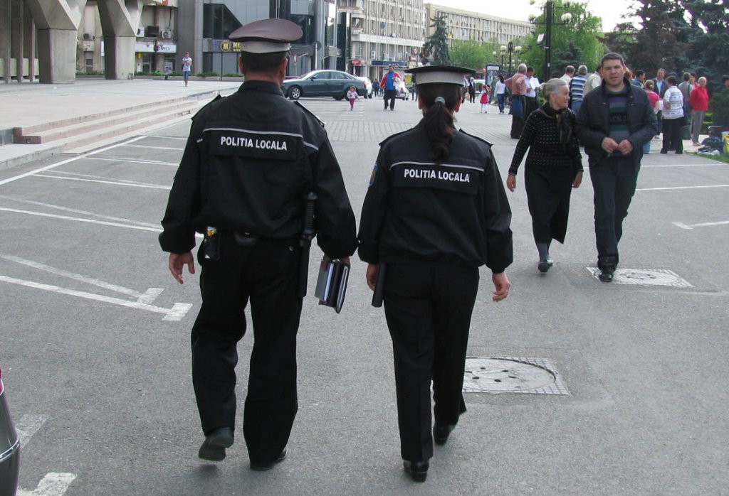  Polițiștii locali, dați jos din mașini și trimiși să patruleze pe străzi. Nu la Iași