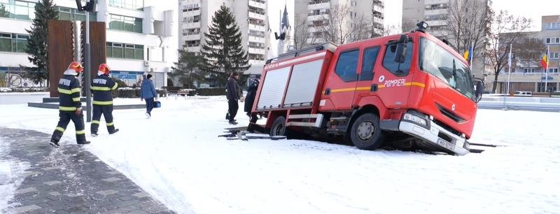  Noua fântână arteziană din Satu Mare, distrusă de două autoutilitare de Pompieri