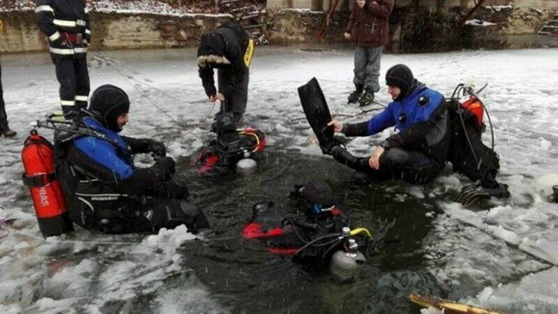  Baiatul de 14 ani care a căzut în lacul înghețat din Brașov a murit la spital
