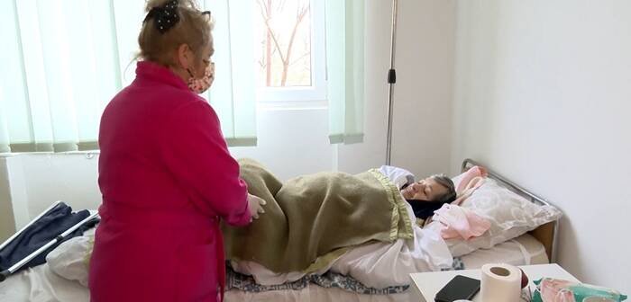  VIDEO: Plăpumi şi pături aduse de cetățeni pentru bolnavii care îngheață în spital