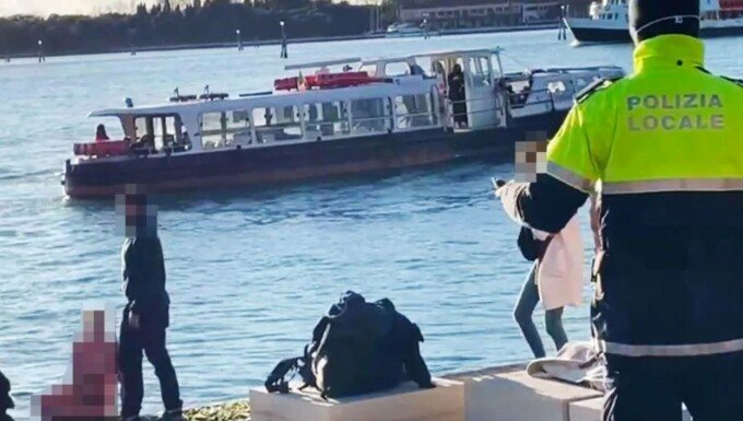  O turistă a fost obligată să părăsească Veneţia după ce a pozat topless pe un memorial dedicat unei partizane
