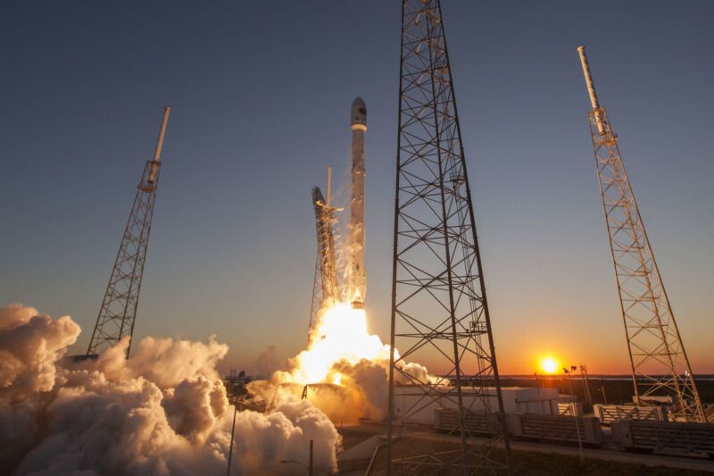  Eveniment astronomic în premieră: o rachetă a lui Elon Musk va lovi Luna
