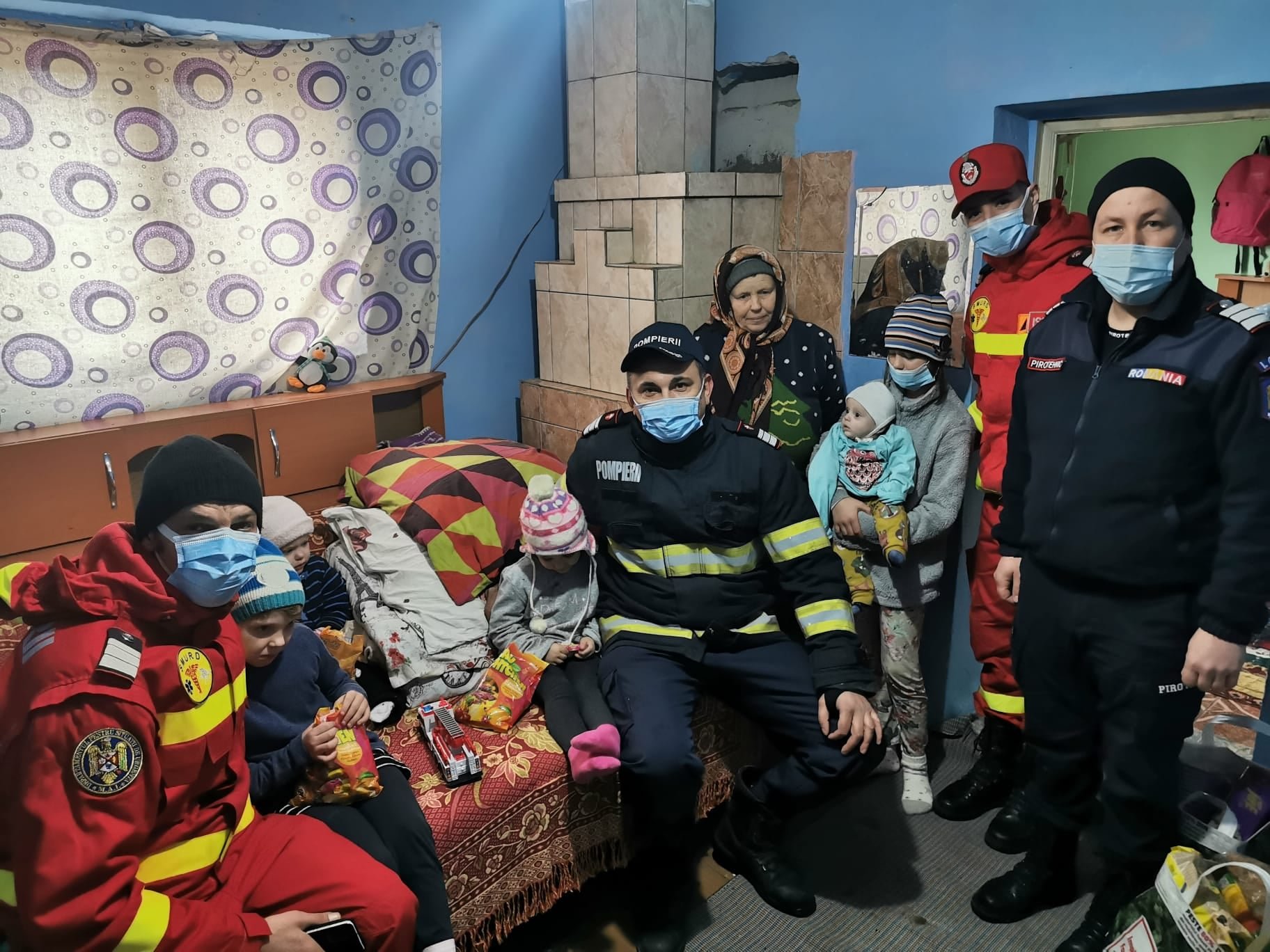  FOTO Pompierii ieșeni, gest umanitar pentru o familie cu 5 copii căreia i-a ars casa