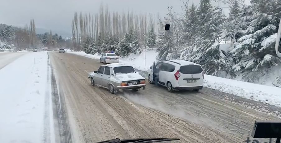 (VIDEO) Momentul în care o Dacia 1310 surclasează bolizi de lux, într-o pantă, pe zăpadă