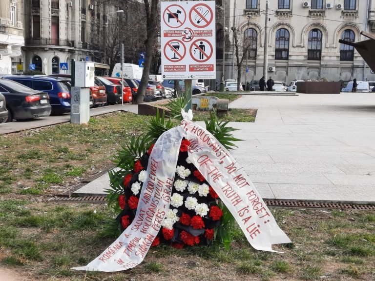  Manifestări antisemite la Memorialul Holocaustului din Bucureşti. O coroană cu mesaje negaţioniste