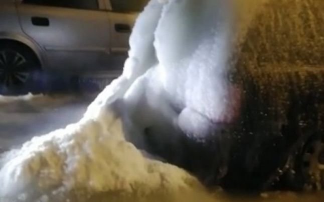  Și-a găsit maşina acoperită cu gheaţă după ce o conductă s-a spart pe timp de ger