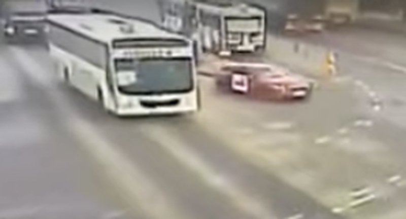  VIDEO: Șofer rămas captiv în mașină după ce a intrat un tramvai în el