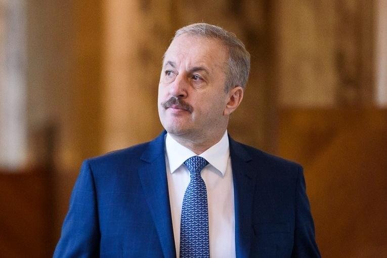  Cum a mimat Vasile Dîncu, ministrul Apărării, lupta pentru descentralizare