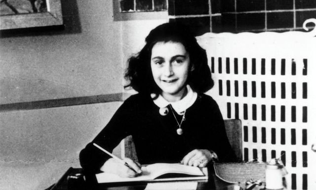  Un editor olandez retrage de la tipar o carte controversată despre trădarea Annei Frank şi cere public scuze