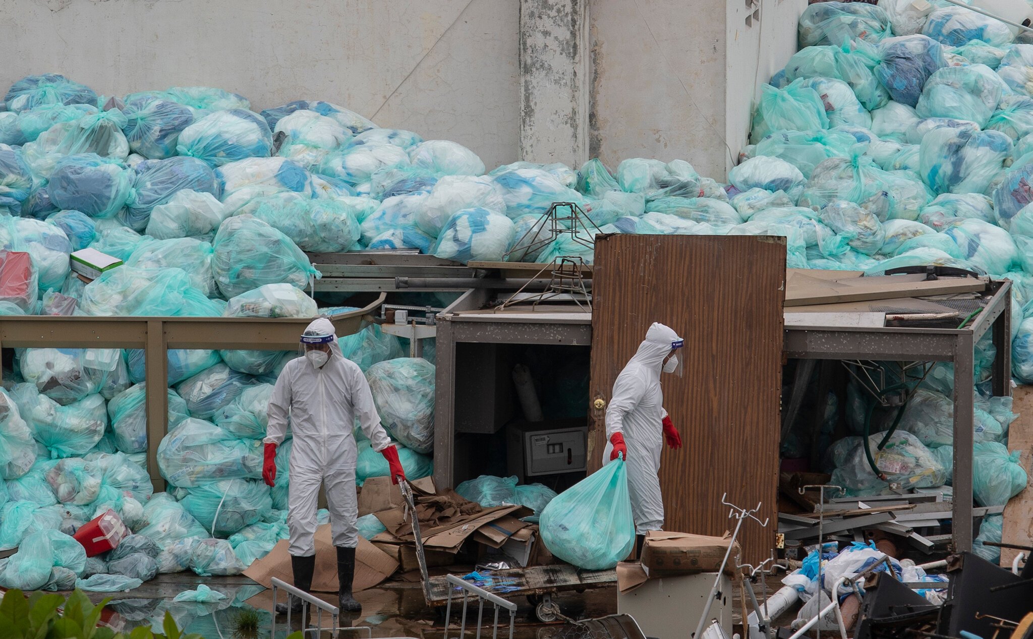  OMS: Pandemia de coronavirus a creat un “munte” de deşeuri medicale