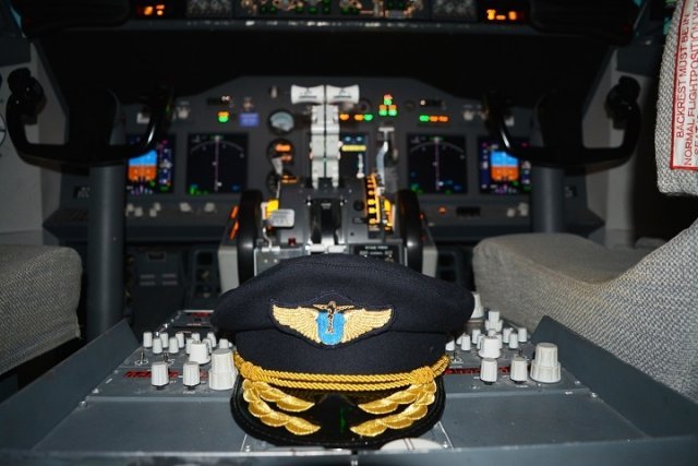  Piloții și stewardesele avioanelor care aterizează la Iași sunt amendați pe bandă rulantă