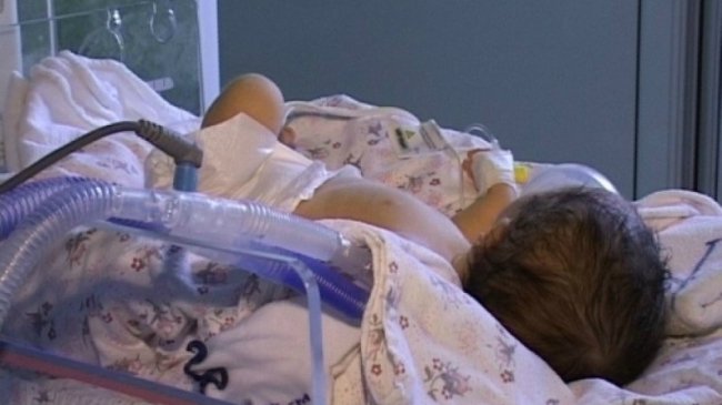  Copil de doi ani adus la Spitalul de Copii  în comă de gradul al IV-lea după ce ar fi fost agresat de părinţi