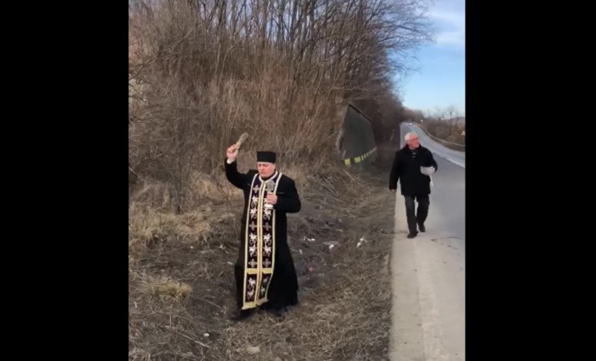  VIDEO – Un preot din judeţul Bacău a sfinţit o curbă în care au loc frecvent accidente