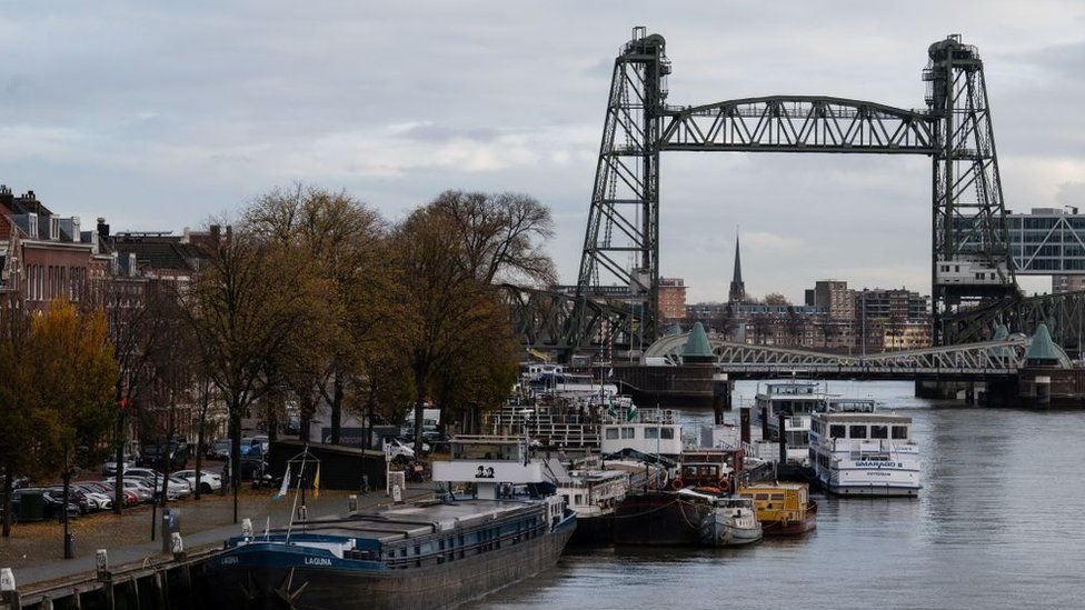 Primarul din Rotterdam neagă ideea demontării unui pod istoric pentru iahtul lui Bezos