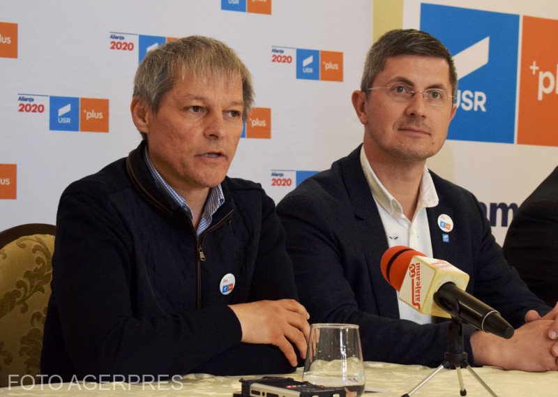  Scandul din USR: Cioloş îi cere lui Barna să facă un pas în spate ca să nu rupă partidul