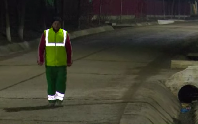  VIDEO Un tânăr de la Salubris merge zilnic pe jos 20 de km, cu noaptea-n cap, ca să ajungă la serviciu