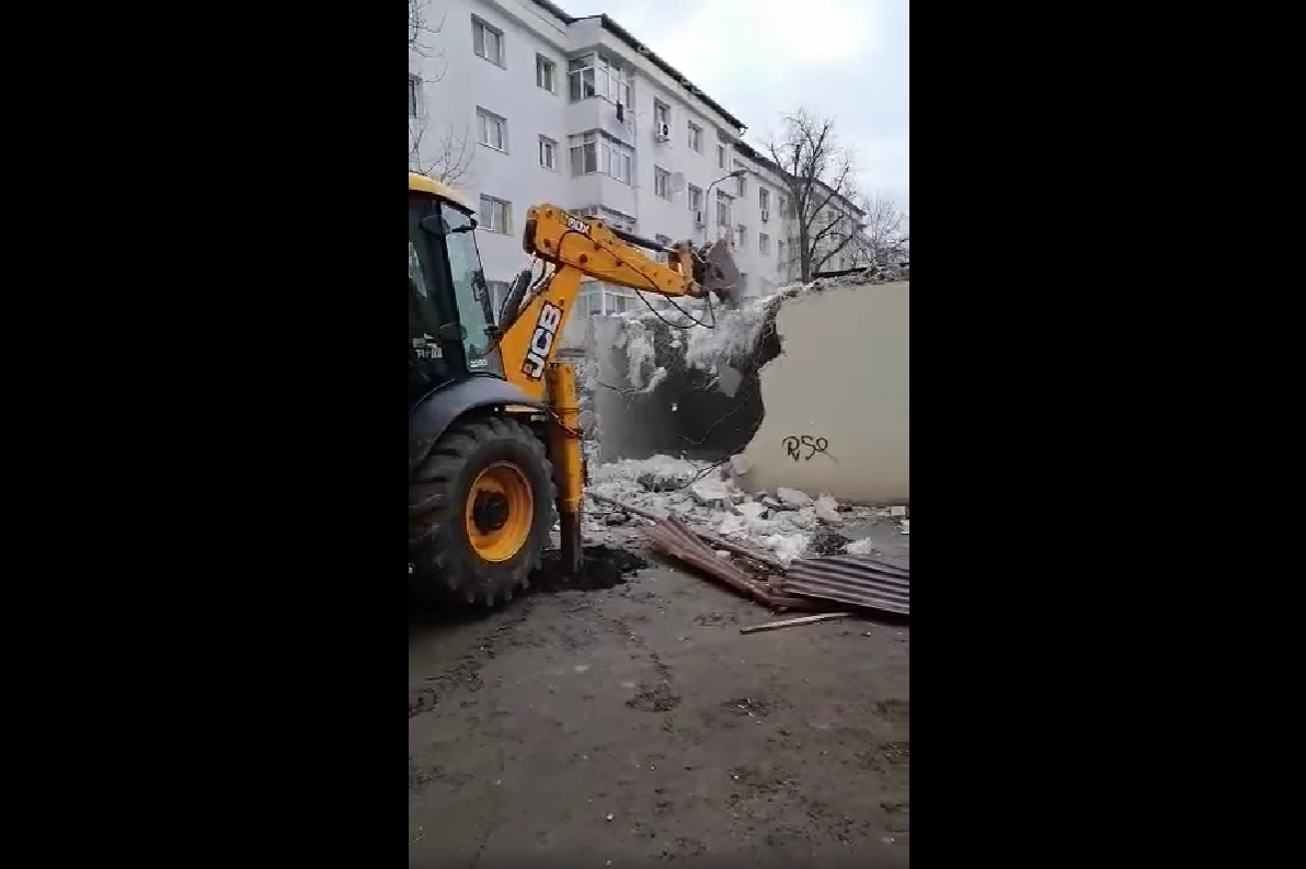  VIDEO: Cum sunt demolate garajele construite ilegal în Iași