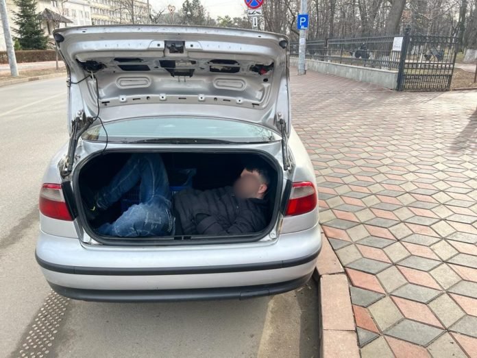  Un bărbat din Botoșani a găsit un tânăr dormind în portbagajul lui