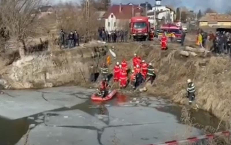  VIDEO: Două persoane au murit după ce mașina în care se aflau a căzut într-o groapă cu apă la Liteni, Suceava