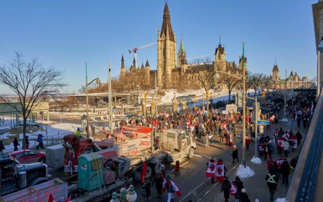  Cine se află în spatele protestelor camionagiilor din Canada care ocupă capitala Ottawa de 10 zile. Sunt fluturate bazaconii conspiraționiste