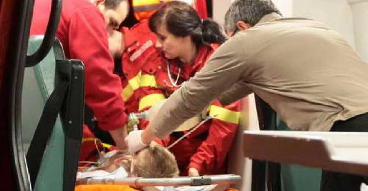  Botoşani: Copil de doi ani, grav rănit după ce a căzut de la etajul trei al unui bloc