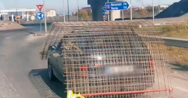  VIDEO: Șofer surprins în trafic conducând cu ochii printre zăbrele