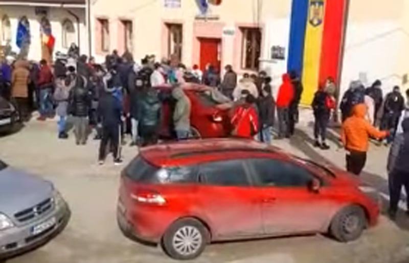  VIDEO: Bătaie mare la vânzarea caselor de 250 de euro construite de Guvern pentru sinistrați la Bacău