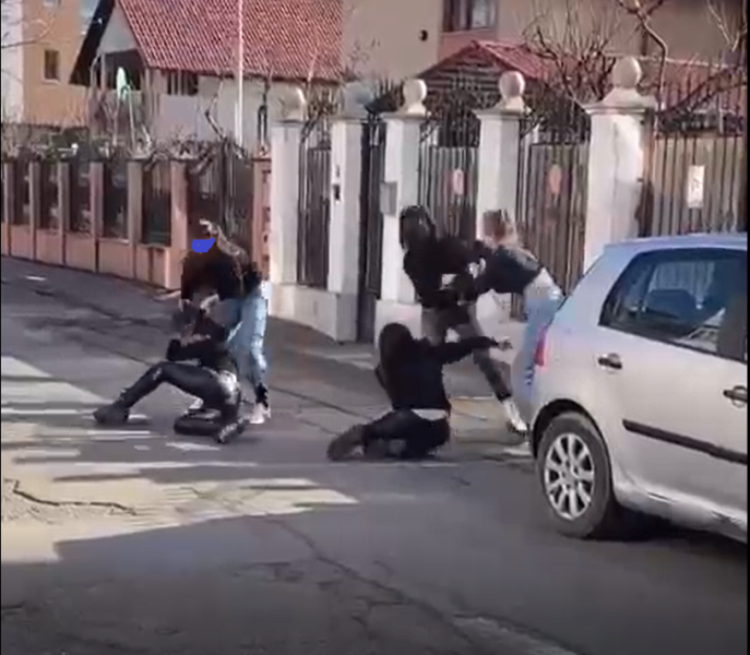  (VIDEO) Bătaie pe stradă în Focşani între două găşti de fete