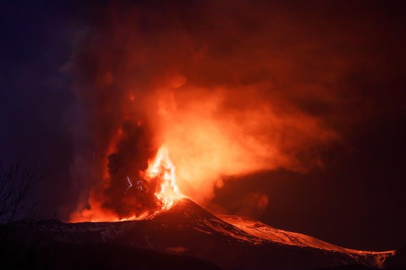  VIDEO: Erupție spectaculoasă a vulcanului Etna din Sicilia, joi noapte