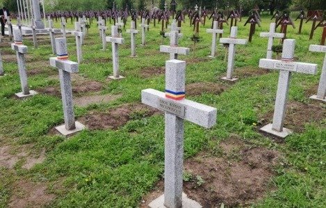  Crucile românești din Cimitirul de la Valea Uzului vor fi demolate