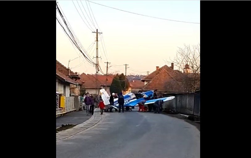 VIDEO – Un avion de antrenament a ajuns pe uliţele unui sat din Hunedoara
