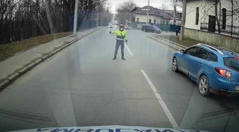  VIDEO: Ambulanță în misiune, oprită de polițiști ca să facă loc mașinilor în care se aflau miniștri din România și Moldova
