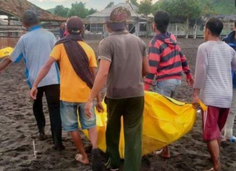  Zece indonezieni care meditau pe o plajă au murit după ce au fost măturați de un val uriaș