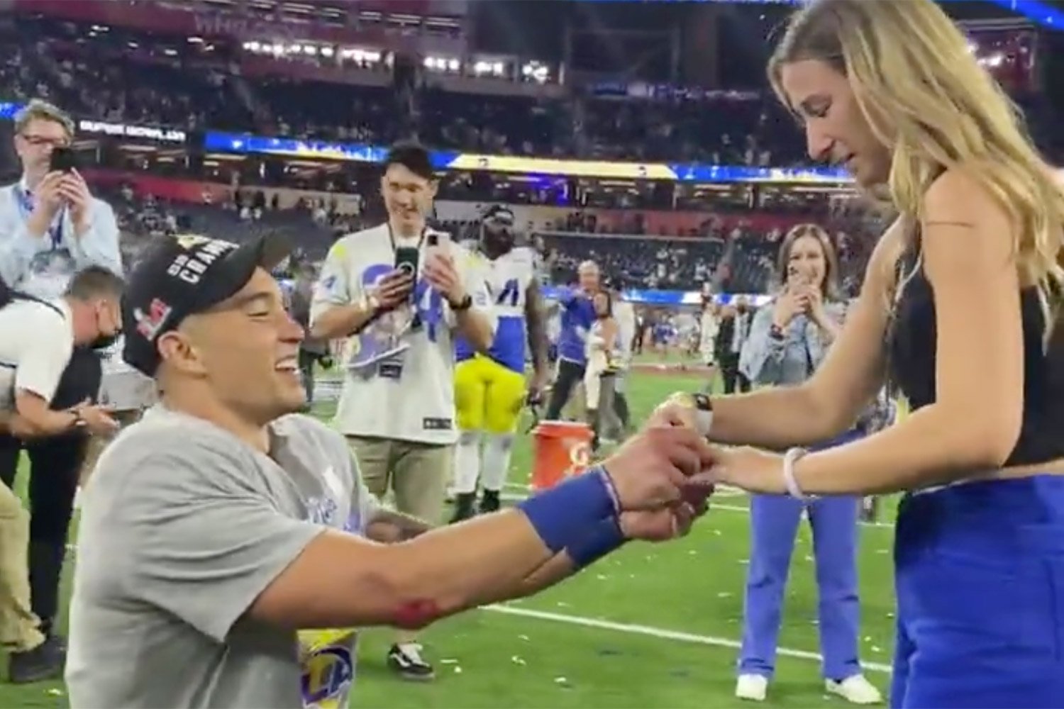  Jucătorul Taylor Rapp şi-a cerut iubita în căsătorie pe teren, după Super Bowl