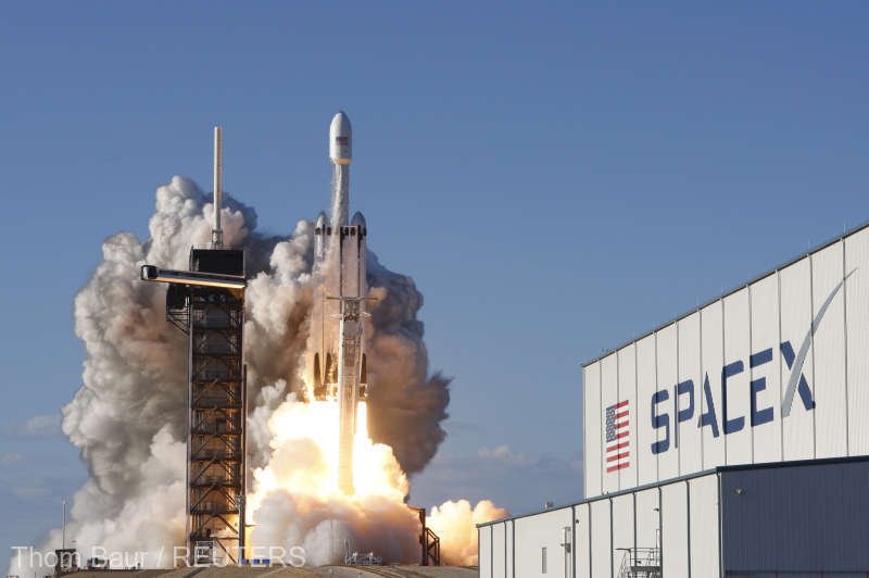  Un miliardar american a anunţat trei noi misiuni private în colaborare cu SpaceX
