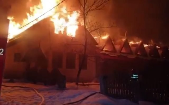  Fostă cabană turistică, emblemă în Baia Mare, distrusă în urma unui incendiu