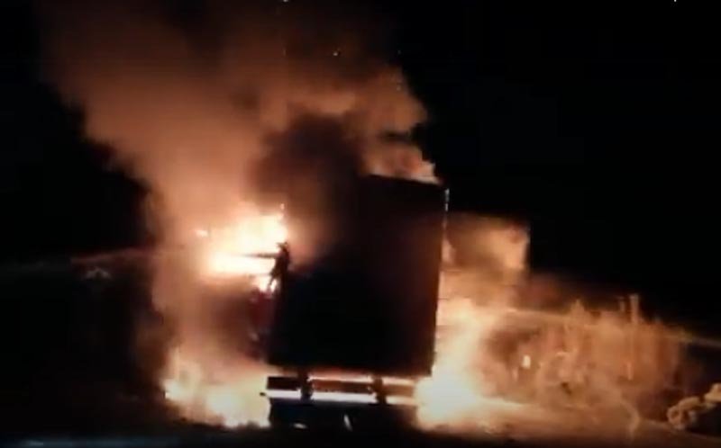  VIDEO: Un TIR încărcat cu produse alimentare și detergenți a luat foc la Fălticeni