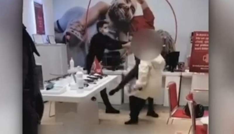  VIDEO: Angajat Vodafone reținut după ce a îmbrâncit o clientă. ATENȚIE, IMAGINI ȘOCANTE!