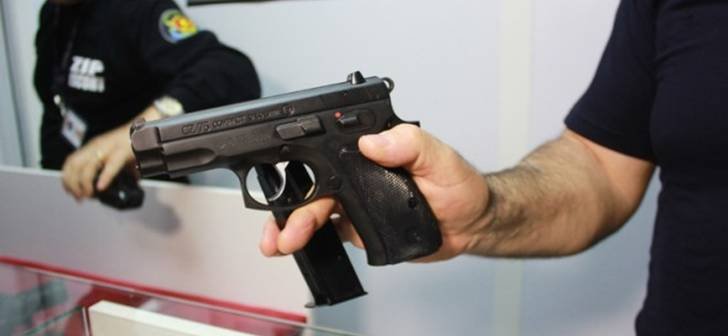  Un elev din Vâlcea a intrat în școală înarmat cu un pistol de tip airsoft