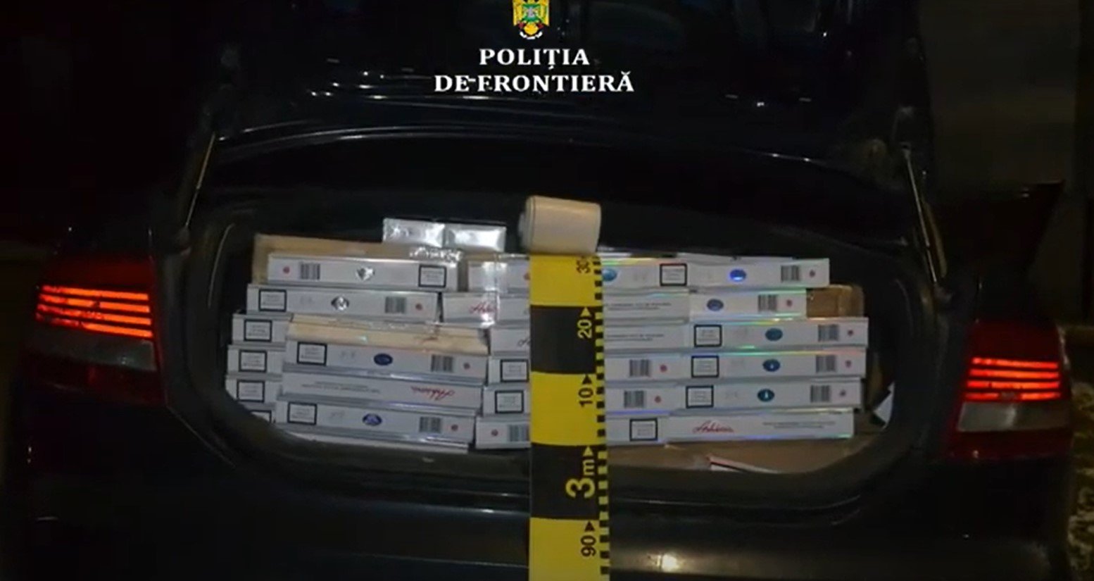  Maşină cu numere false, plină cu ţigări de contrabandă, oprită de poliţişti cu dispozitivul anti-pneu