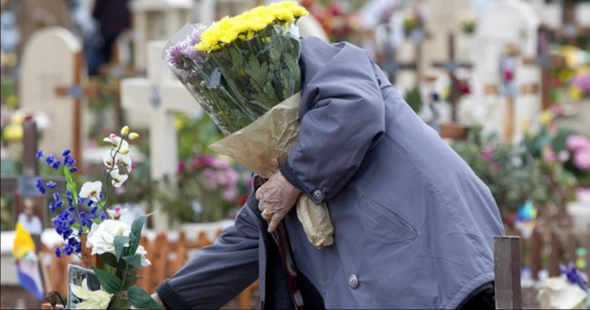  O femeie a murit pe mormântul soţului ei chiar în ziua Sfântului Valentin