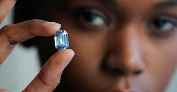  Sotheby’s speră să vândă la licitaţie un diamant albastru pentru cel puţin 48 de milioane de dolari