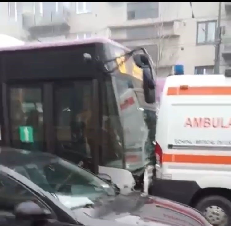  VIDEO: O ambulanță și un autobuz au creat haos în centrul Clujului: mai multe mașini avariate, asistentul medical, rănit