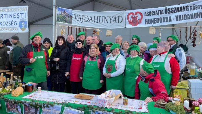  FOTO Cel mai mare concurs de preparat porcul din Ungaria, câștigat de echipa Hunedoarei. S-a bătut cu alte 32 de echipe din opt țări